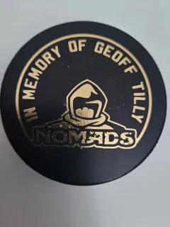 Hokejový puky - jednostranný -  In Memory of Geoff Tilly Nomads     